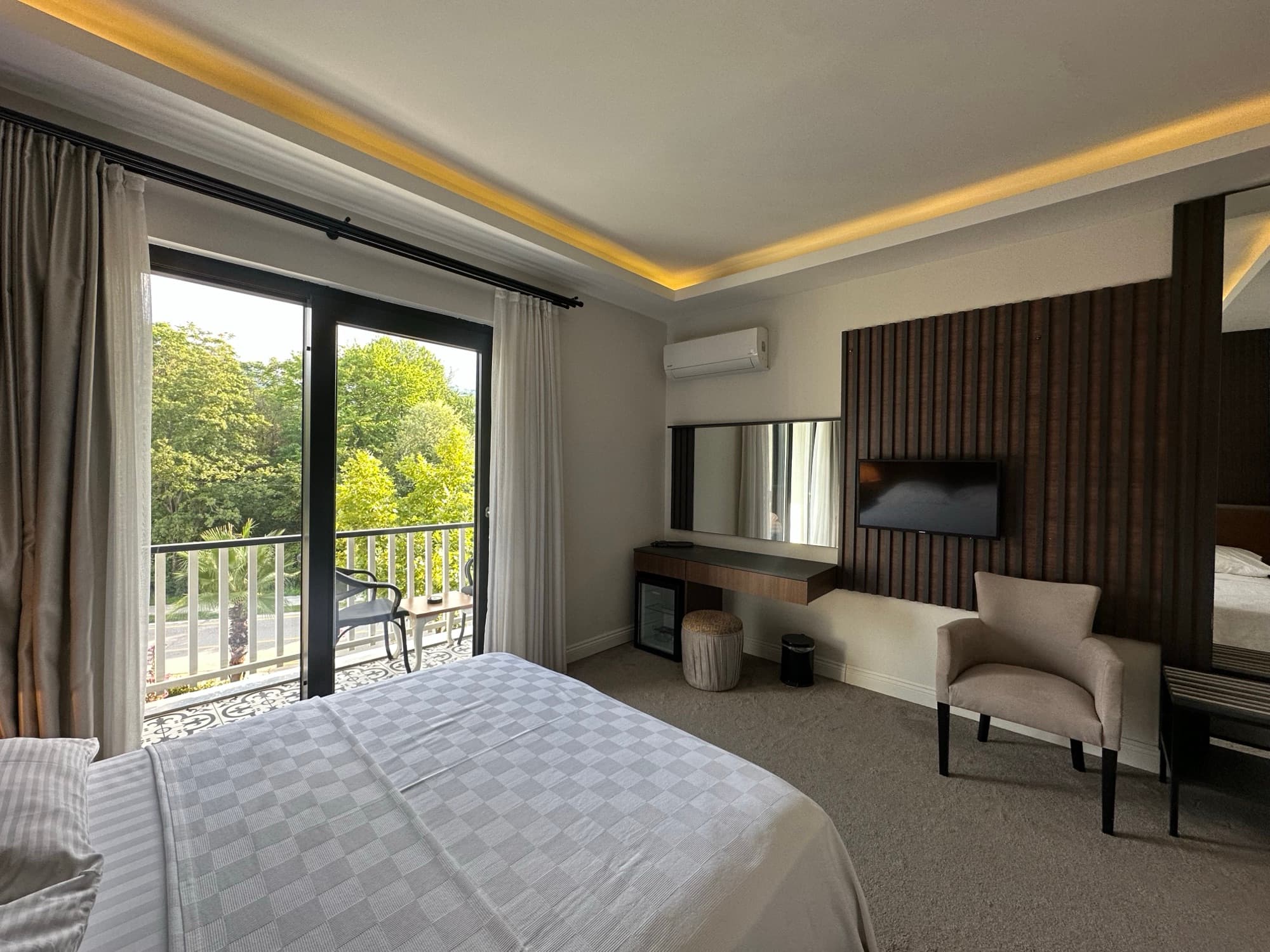 DİDİ Otelde balkonlu bir suit oda