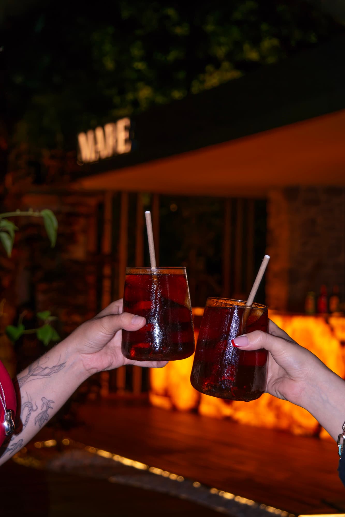 Mare Gastro barinda kadeh kaldirma anı, arka planda MARE tabelası